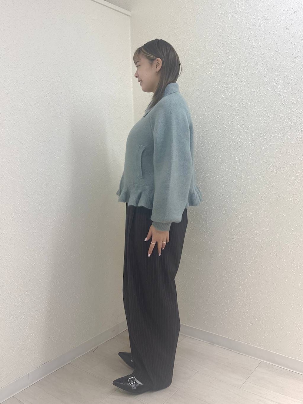 ブルー系のその他パンツ、グリーン系のブルゾンを着用したレディースの冬コーディネートの2枚目の写真