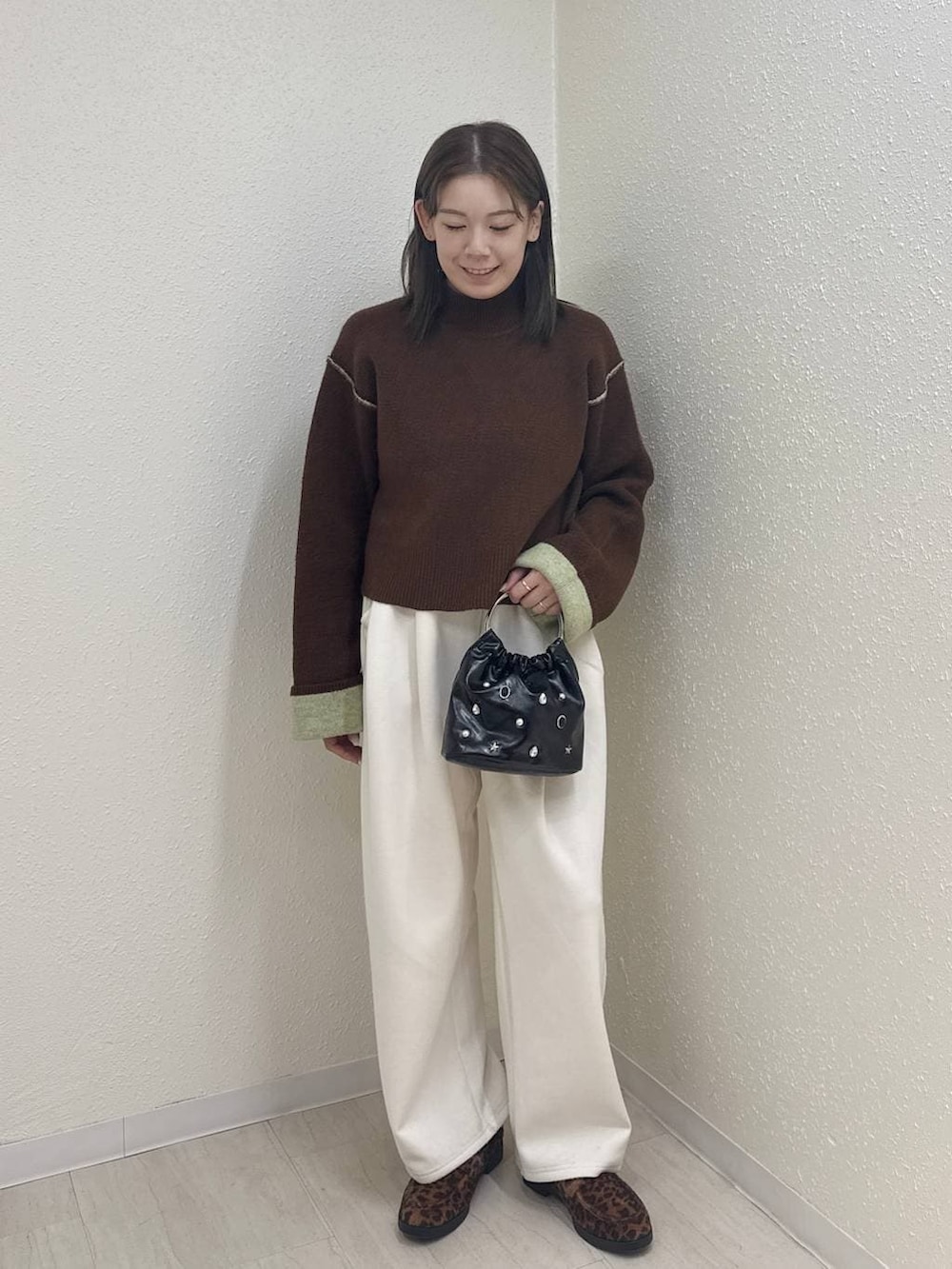 ベージュ系のスウェットパンツ、その他のローファー、ブラック系のハンドバッグを着用したレディースの冬コーディネートの2枚目の写真