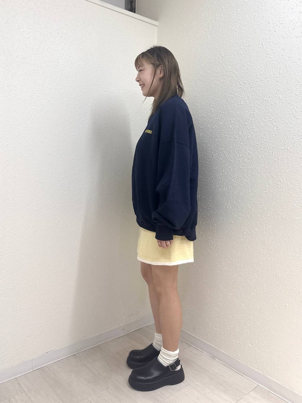 ブラック系のサンダル、ブルー系のスウェット、イエロー系のルームウェア/パジャマを着用したレディースの冬コーディネートの3枚目の写真