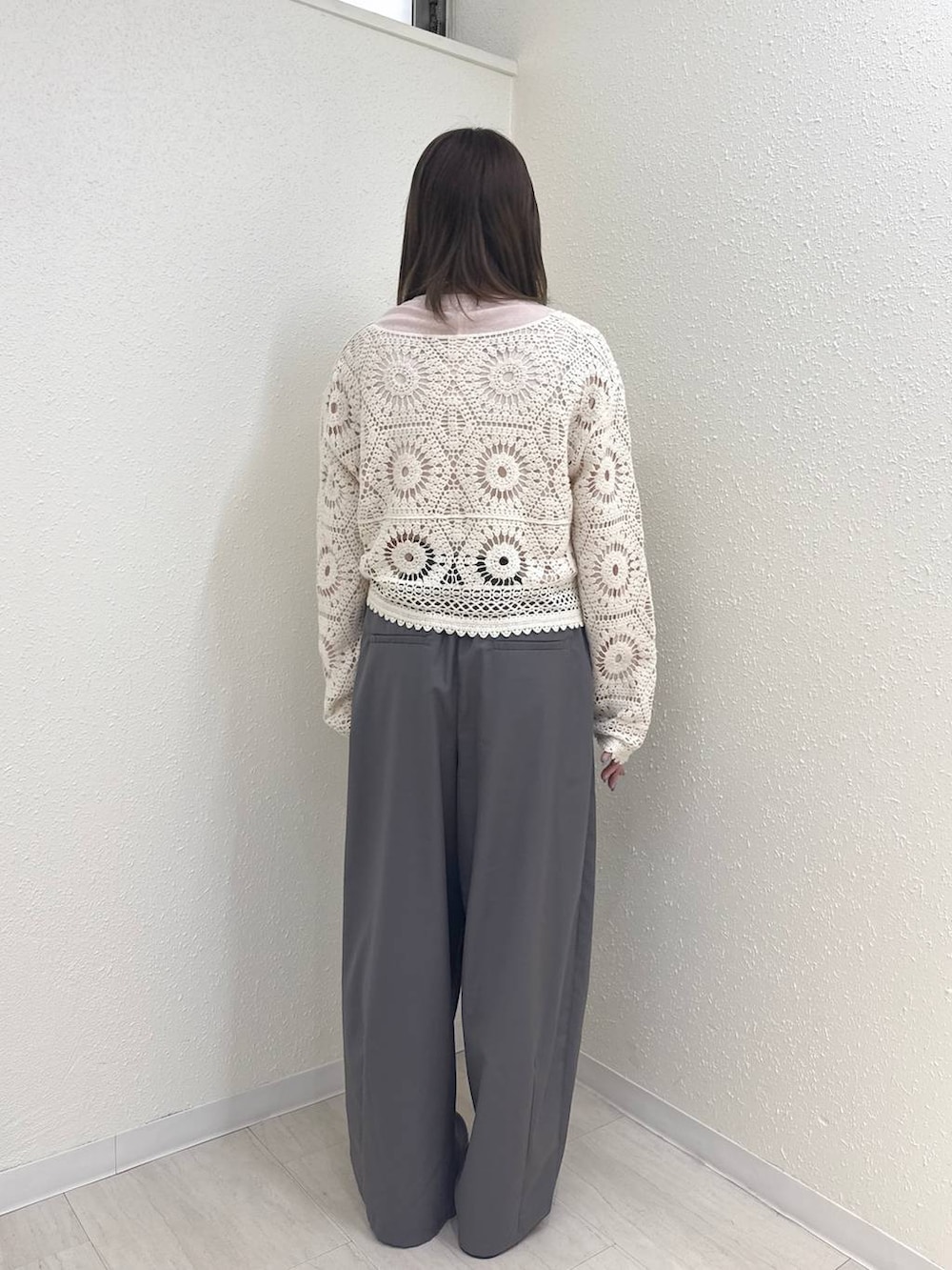 グレー系のその他パンツ、ピンク系のTシャツ/カットソー、ブラック系のサンダルを着用したレディースの春コーディネートの3枚目の写真