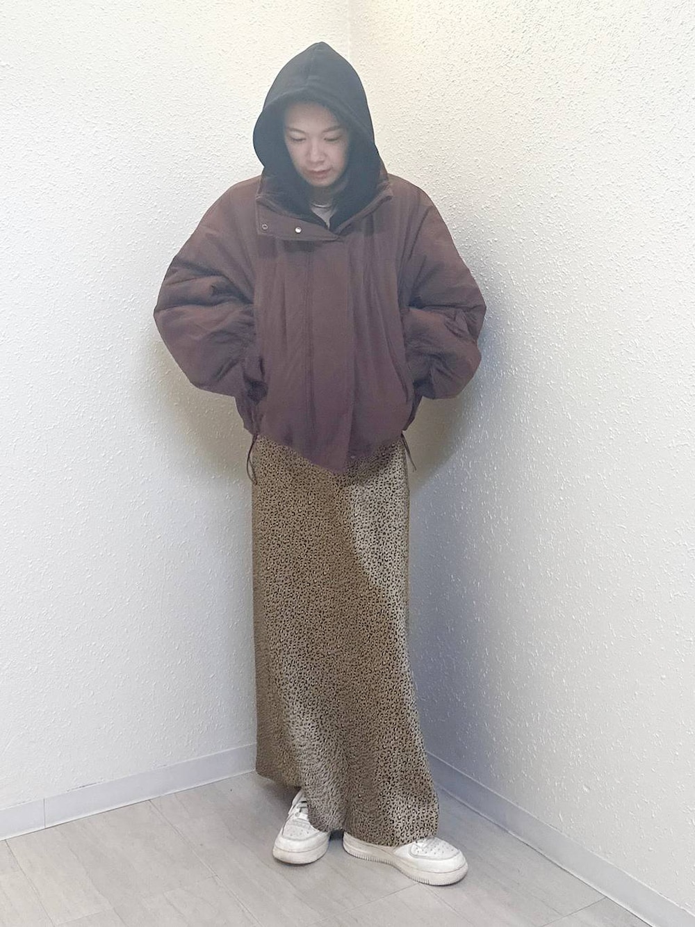 ブラウン系のその他アウター、その他のスカート、ブラック系のパーカーを着用したレディースの秋コーディネートの3枚目の写真