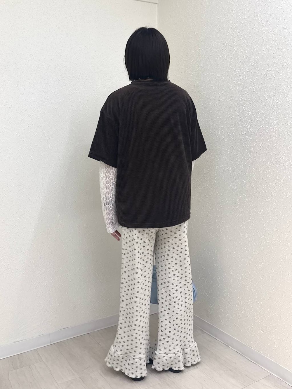グレー系のその他パンツ、ブラウン系のTシャツ/カットソー、ブラック系のサンダルを着用したレディースの夏コーディネートの3枚目の写真