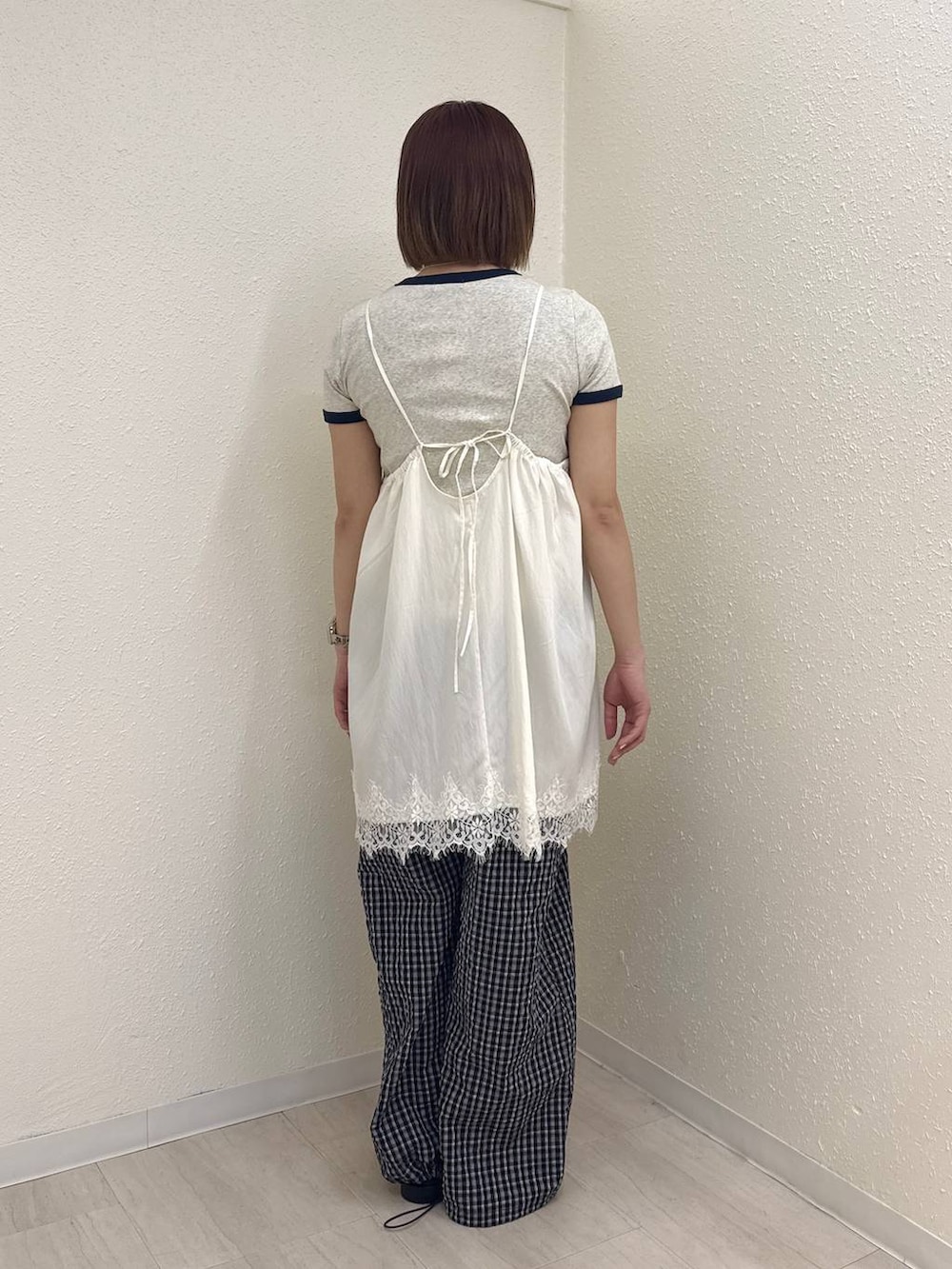 ホワイト系のサンダル、グレー系のTシャツ/カットソー、ブラック系のその他パンツを着用したレディースの春コーディネートの3枚目の写真