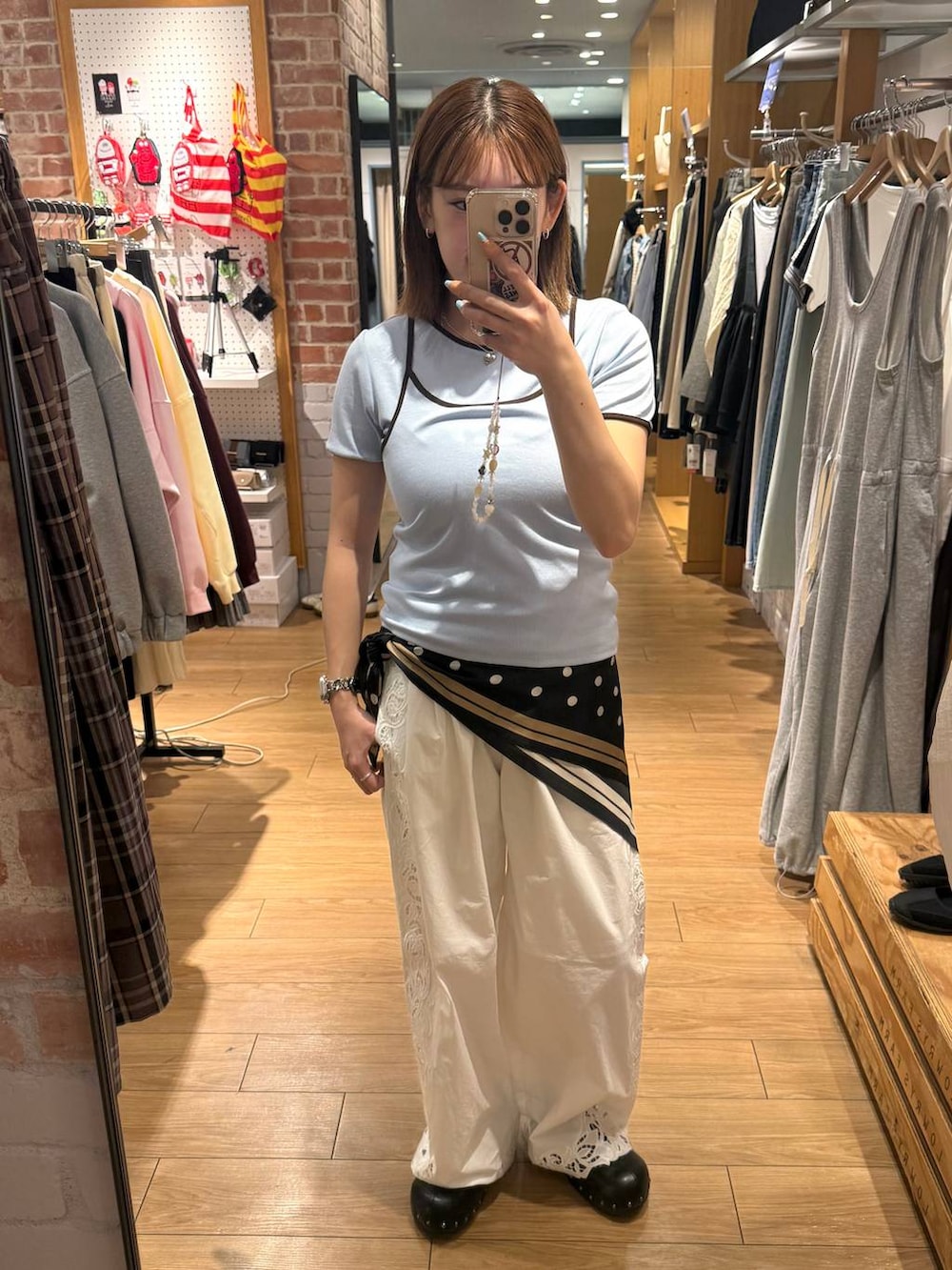 ブラック系のサンダル、ブルー系のTシャツ/カットソー、ホワイト系のその他パンツを着用したレディースの春コーディネートの2枚目の写真