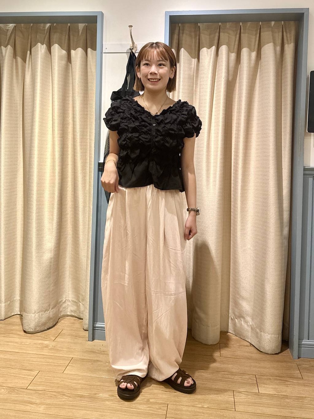ブラック系のシャツ/ブラウス、ブラウン系のサンダル、ピンク系のその他パンツを着用したレディースの夏コーディネートの2枚目の写真