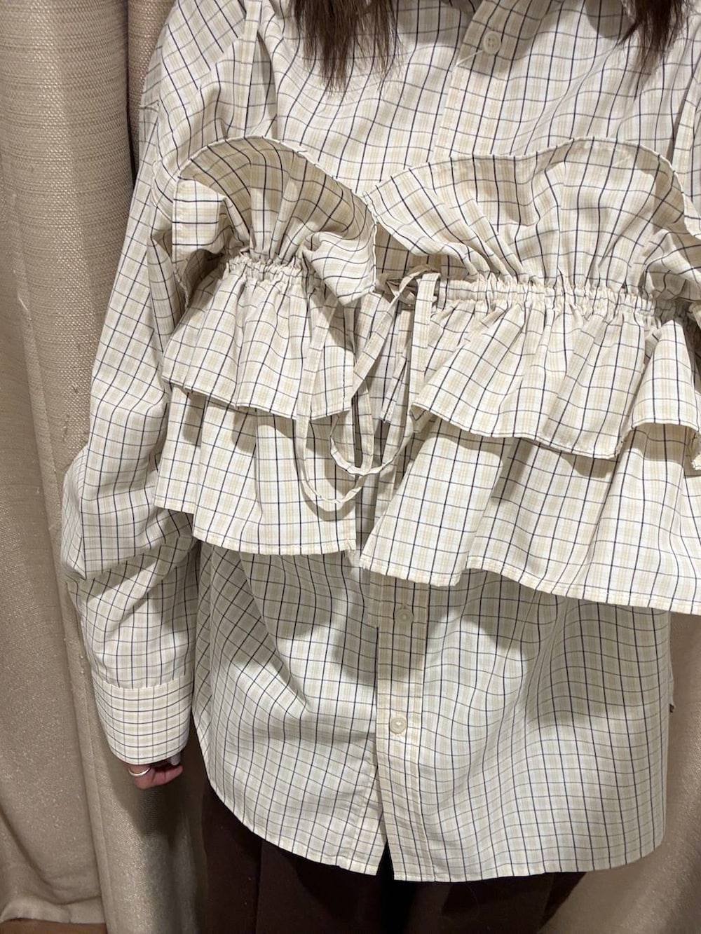 ブラウン系のキャミソール、ベージュ系のシャツ/ブラウスを着用したレディースの冬コーディネートの3枚目の写真