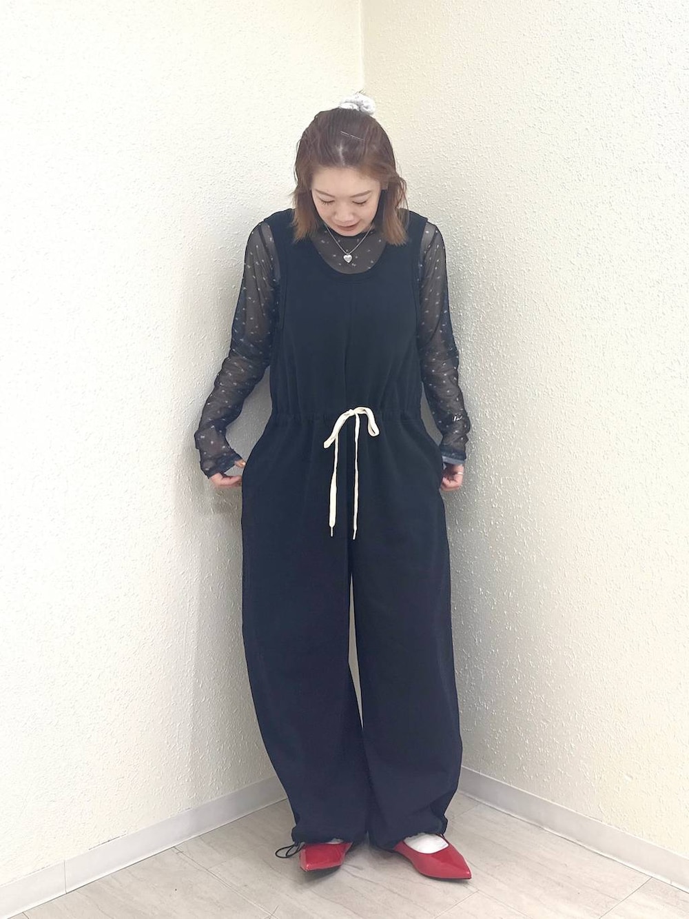 レッド系のパンプス、ブルー系のTシャツ/カットソー、ブラック系のサロペット/オーバーオールを着用したレディースの春コーディネートの2枚目の写真