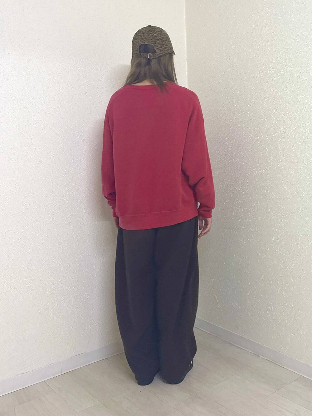 ブラウン系のその他パンツ、レッド系のスウェット、シルバー系のネックレスを着用したレディースの秋コーディネートの4枚目の写真
