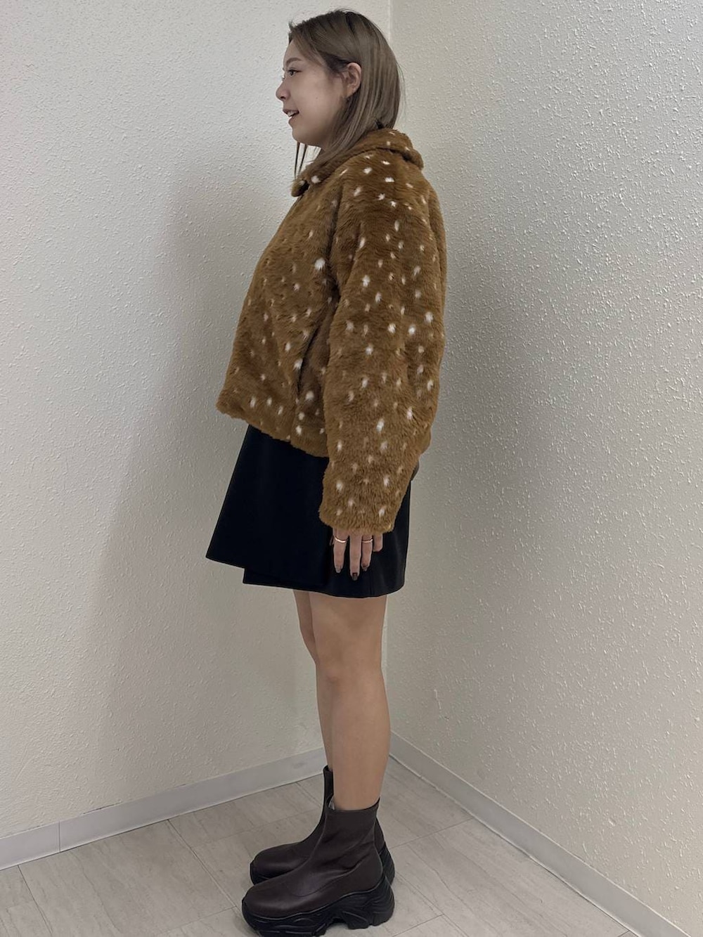 ブラウン系のブーツ、その他のブルゾン、ブラック系のスカートを着用したレディースの秋コーディネートの2枚目の写真