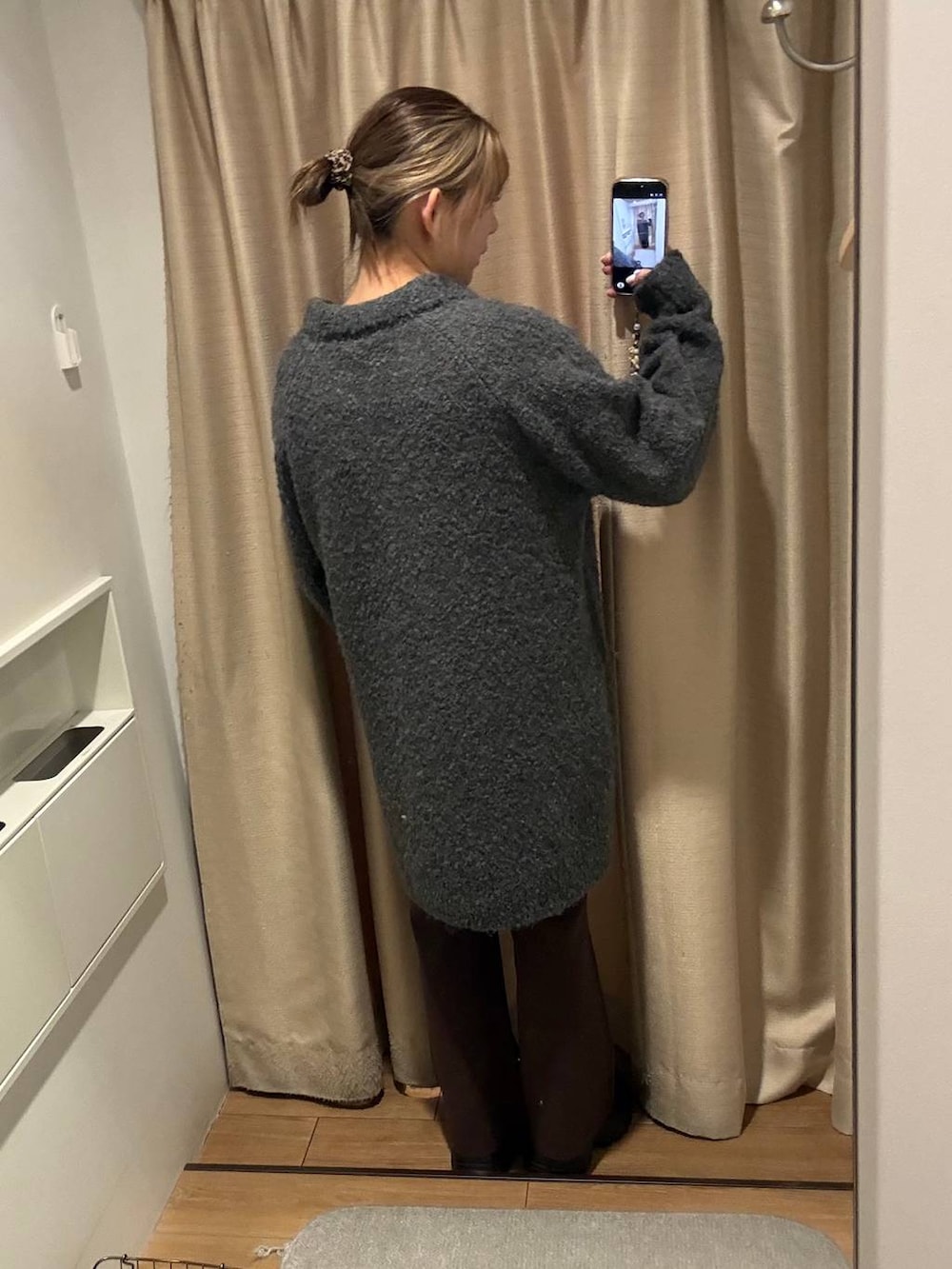 ブラウン系のその他パンツ、イエロー系のTシャツ/カットソー、グレー系のワンピースを着用したレディースの冬コーディネートの2枚目の写真