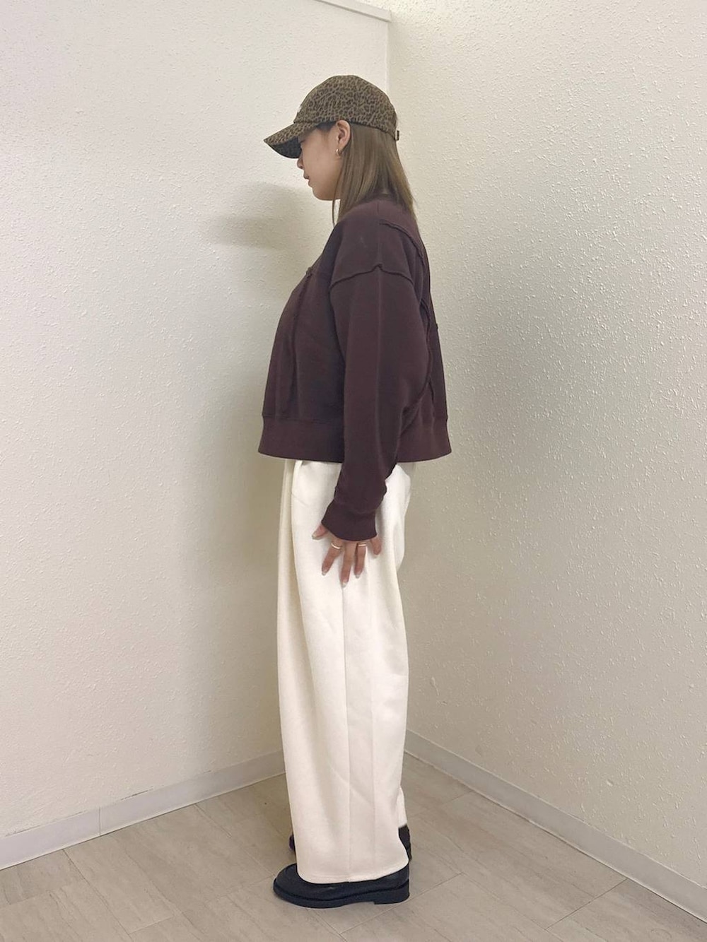 ブラウン系のスウェット、ベージュ系のスウェットパンツ、ブラック系のローファーを着用したレディースの秋コーディネートの2枚目の写真