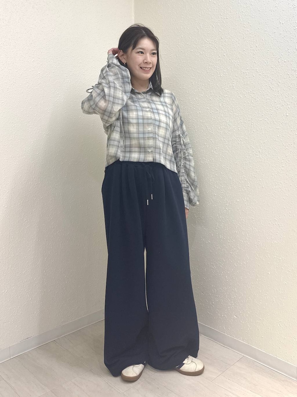 ブルー系のスウェットパンツ、ブルー系のシャツ/ブラウスを着用したレディースの春コーディネートの4枚目の写真