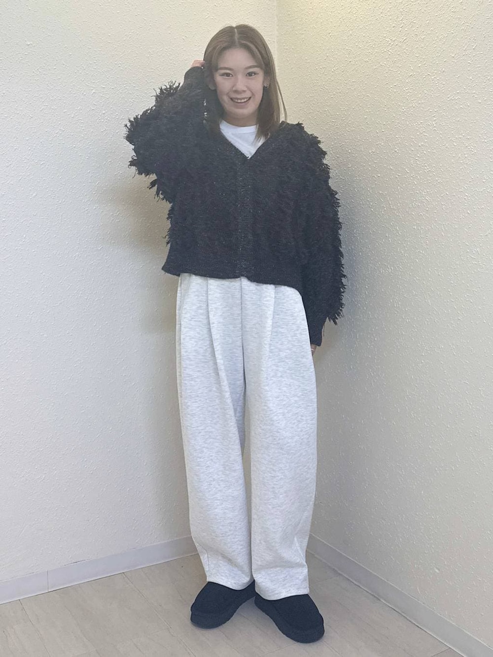 グレー系のスウェットパンツ、ホワイト系のTシャツ/カットソー、ブラック系のその他シューズを着用したレディースの秋コーディネートの2枚目の写真