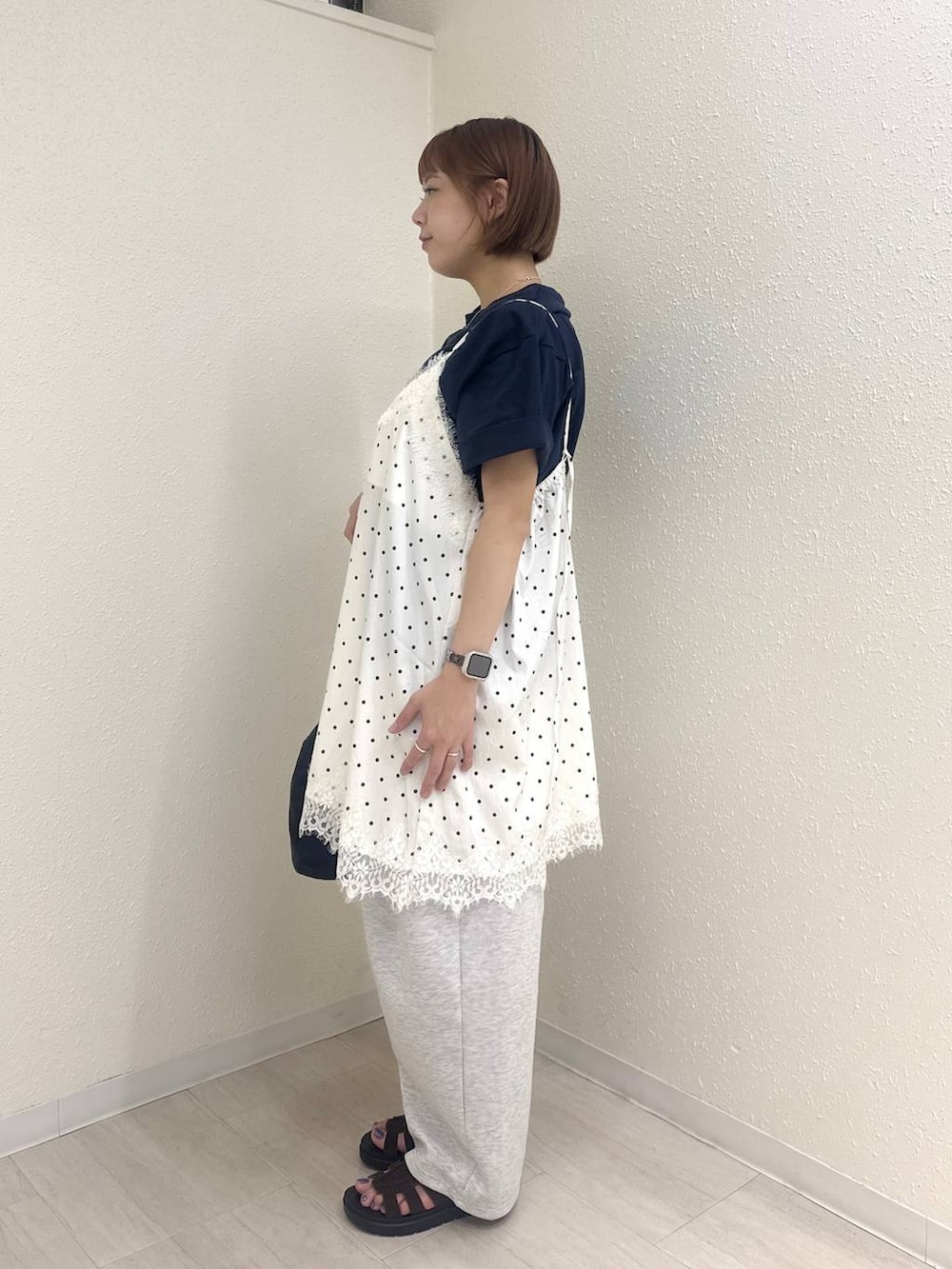 ブルー系のTシャツ/カットソー、グレー系のスウェットパンツ、ブラウン系のサンダルを着用したレディースの夏コーディネートの3枚目の写真