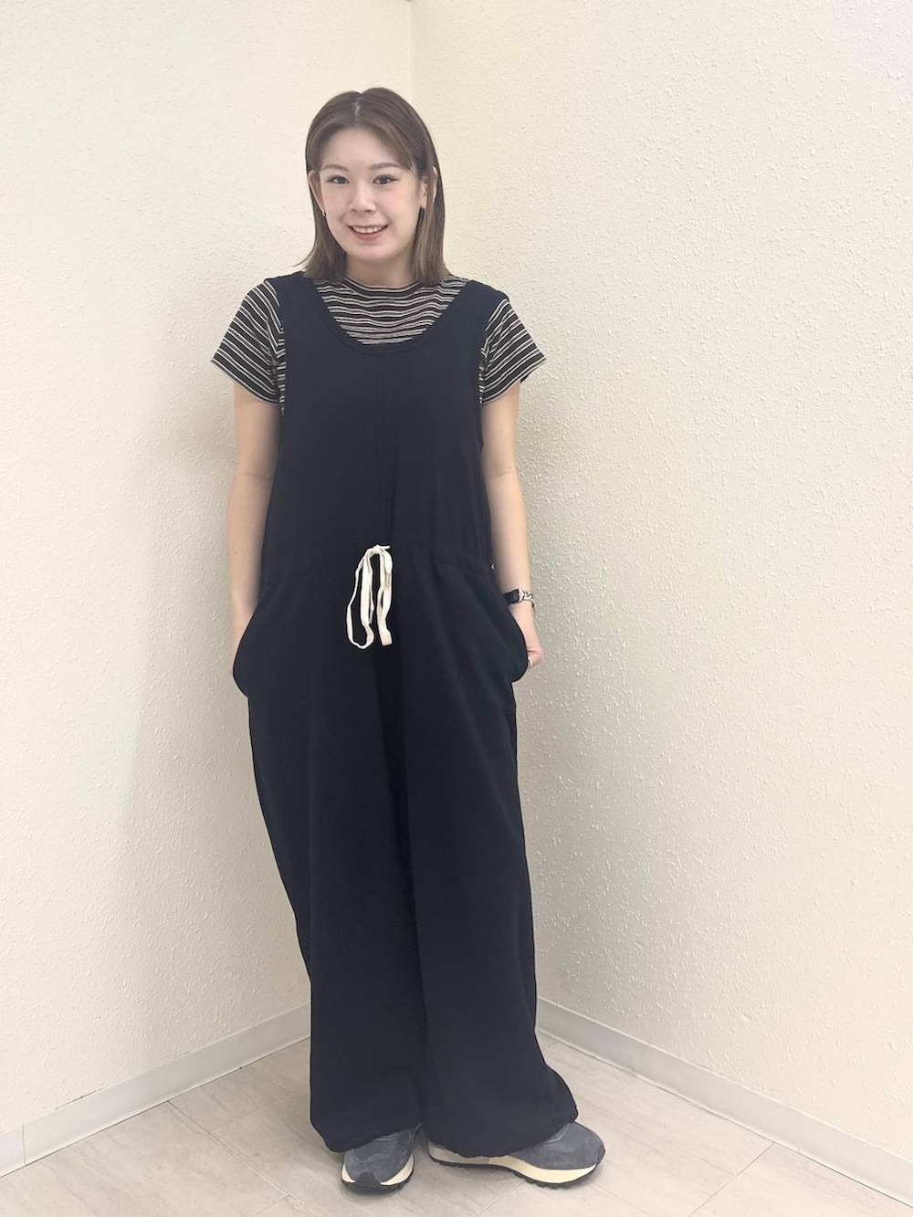 ブラウン系のTシャツ/カットソー、ブラック系のサロペット/オーバーオールを着用したレディースの春コーディネートの2枚目の写真