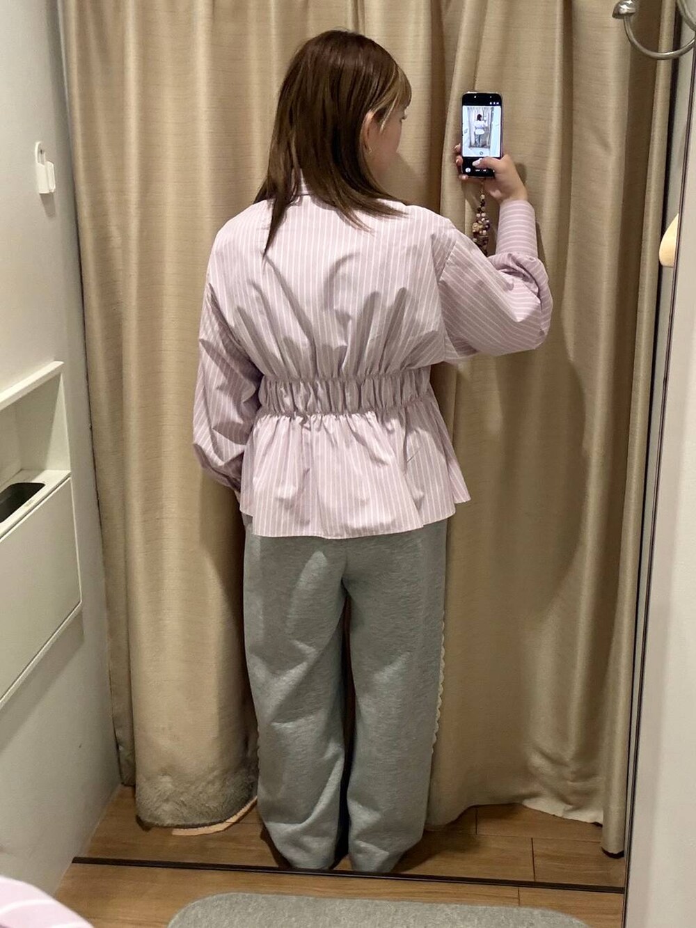 グレー系のスウェットパンツ、ピンク系のシャツ/ブラウスを着用したレディースの冬コーディネートの2枚目の写真