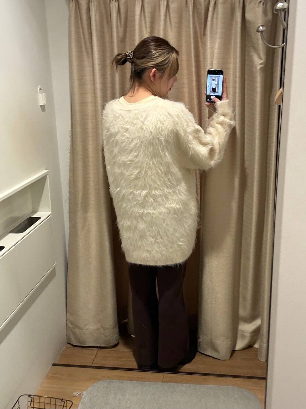 ブラウン系のその他パンツ、ホワイト系のニット/セーター、ブラック系のローファーを着用したレディースの冬コーディネートの2枚目の写真