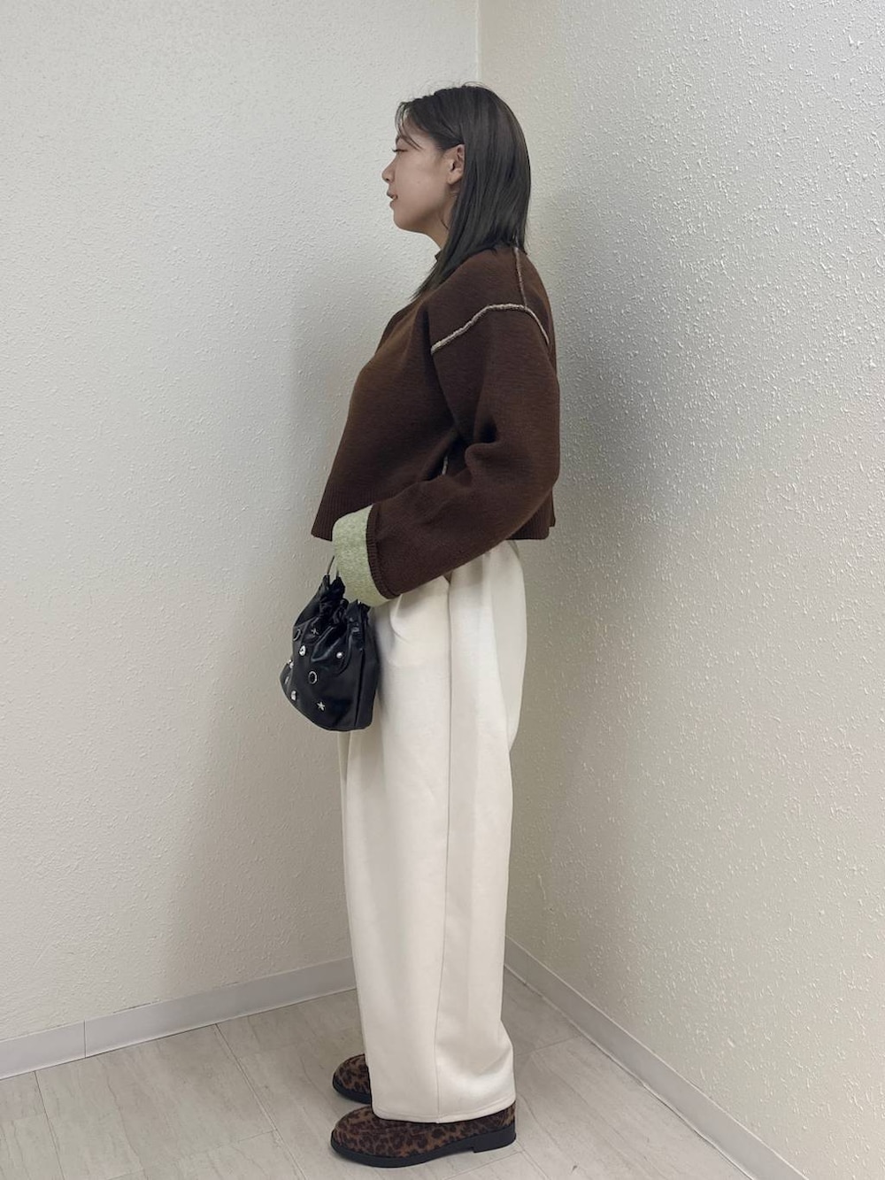 ベージュ系のスウェットパンツ、その他のローファー、ブラック系のハンドバッグを着用したレディースの冬コーディネートの3枚目の写真