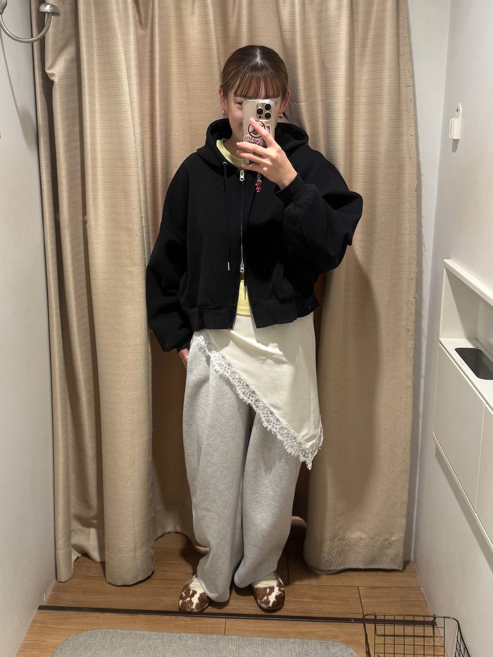 グレー系のスウェットパンツ、ブラック系のパーカー、ホワイト系のバンダナ/スカーフを着用したレディースの冬コーディネートの2枚目の写真