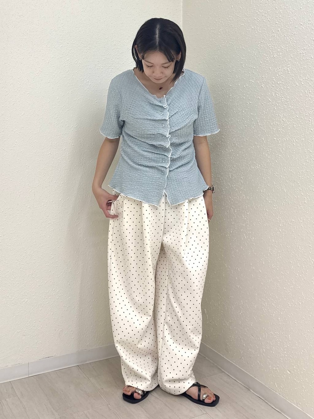 ブルー系のカーディガン/ボレロ、ホワイト系のスウェットパンツ、ブラック系のサンダルを着用したレディースの夏コーディネートの3枚目の写真