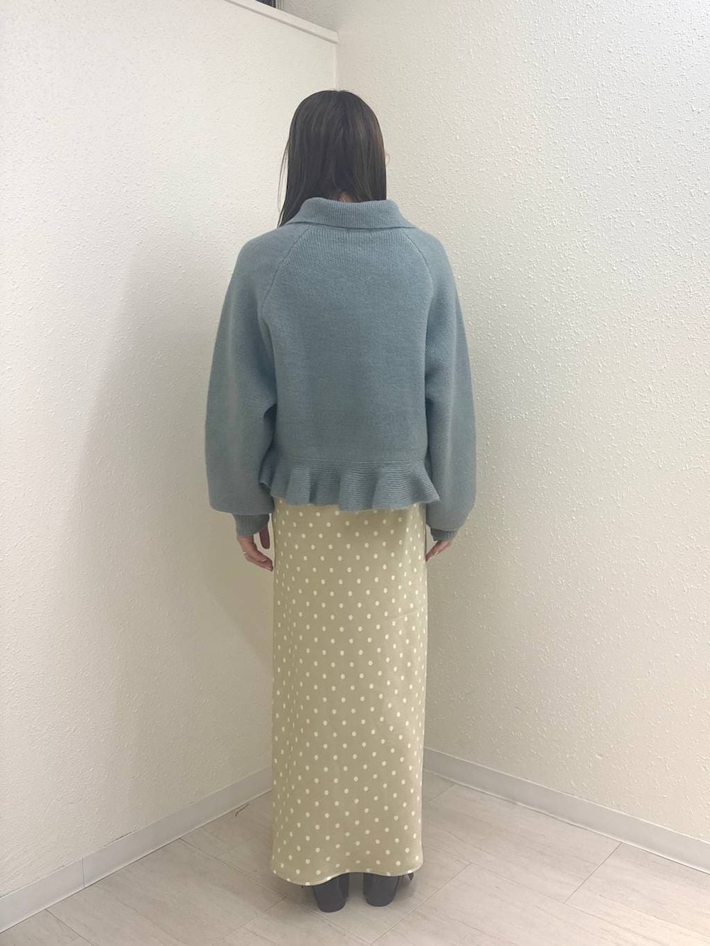 ベージュ系のスカート、グリーン系のブルゾンを着用したレディースの春コーディネートの3枚目の写真