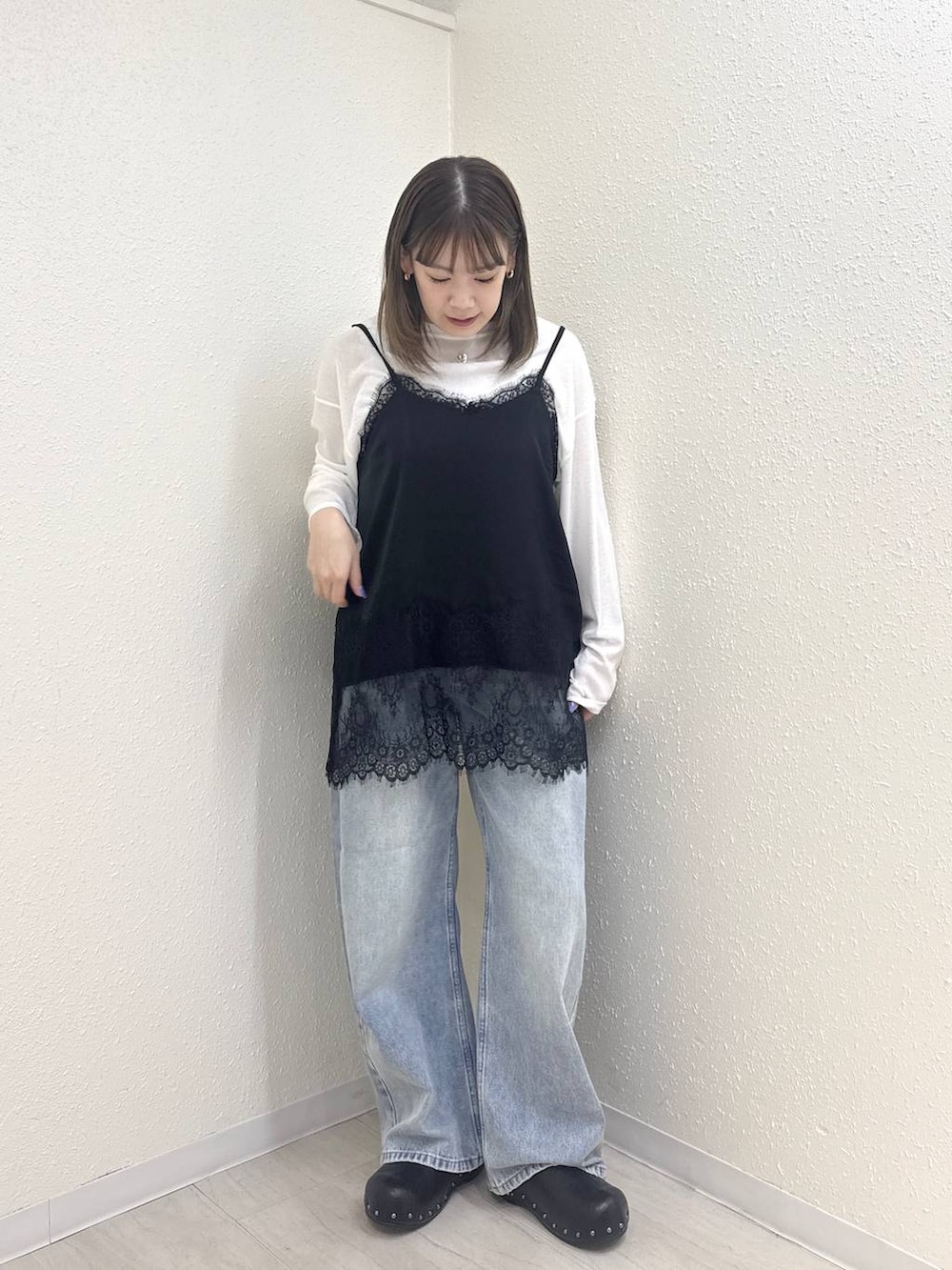 ホワイト系のTシャツ/カットソー、ブルー系のデニムパンツ、ブラック系のサンダルを着用したレディースの春コーディネートの2枚目の写真