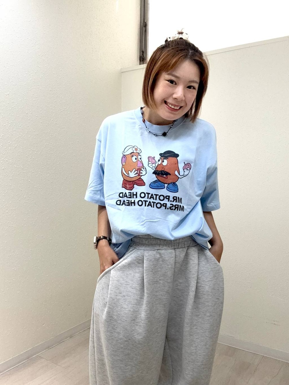 グレー系のスウェットパンツ、ブルー系のTシャツ/カットソー、ブルー系のネックレスを着用したレディースの夏コーディネートの2枚目の写真