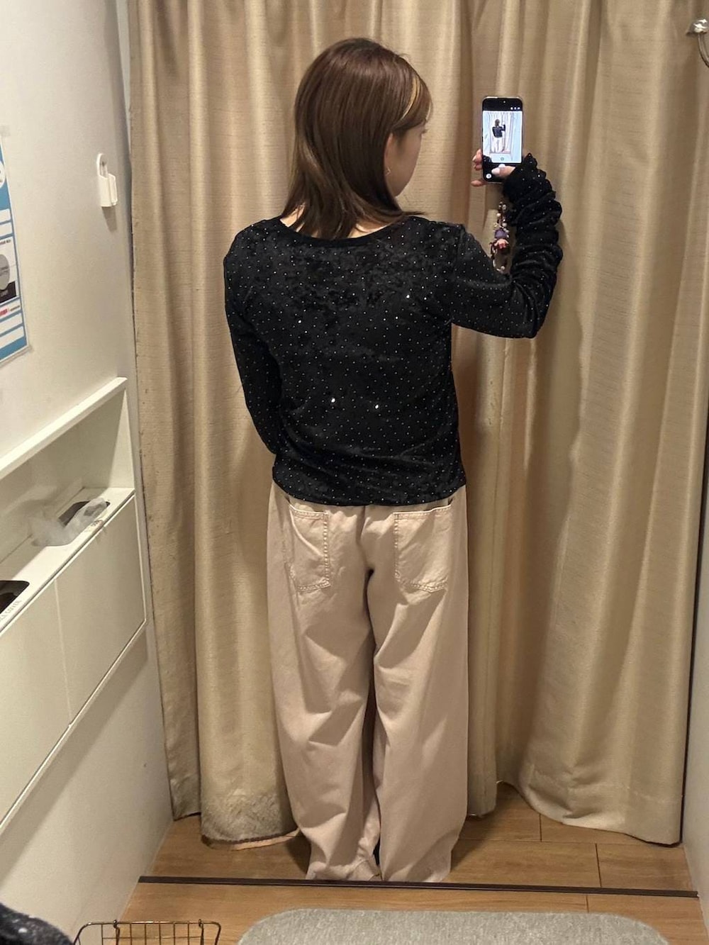 ピンク系のデニムパンツ、ブラック系のモカシン/デッキシューズ、ブラック系のTシャツ/カットソーを着用したレディースの冬コーディネートの2枚目の写真