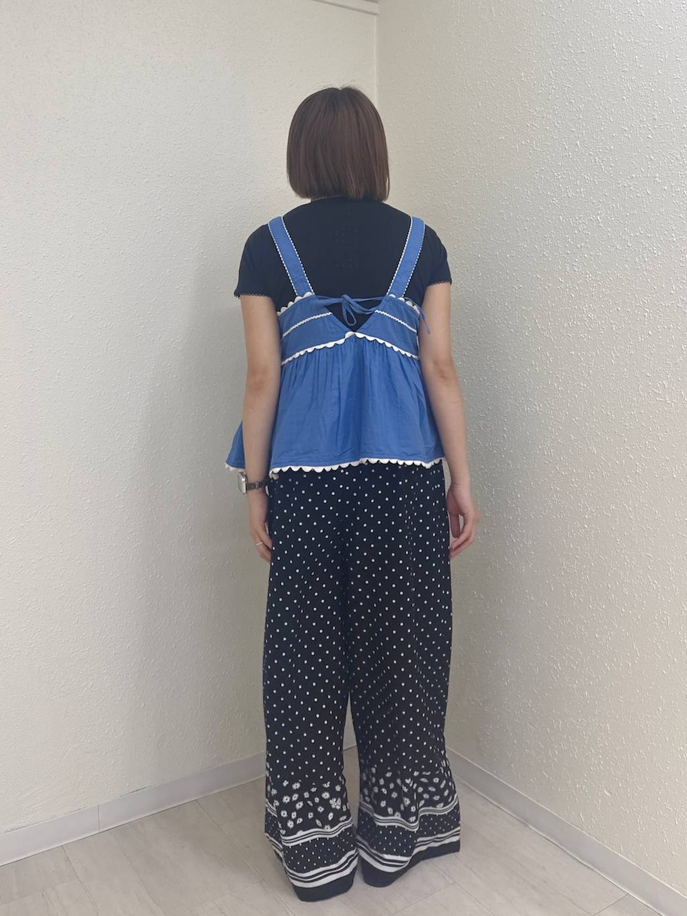 ブラック系のサンダル、ブルー系のキャミソール、ブラック系のTシャツ/カットソーを着用したレディースの夏コーディネートの4枚目の写真