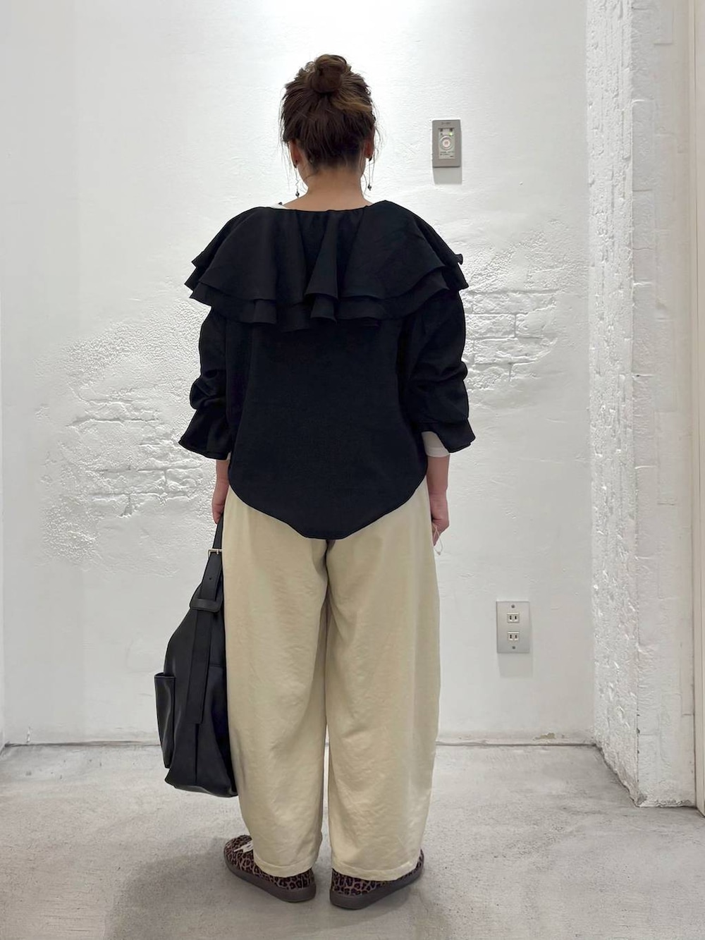 その他のスニーカー、ブラック系のショルダーバッグ、ブラック系のシャツ/ブラウスを着用したレディースの秋コーディネートの3枚目の写真