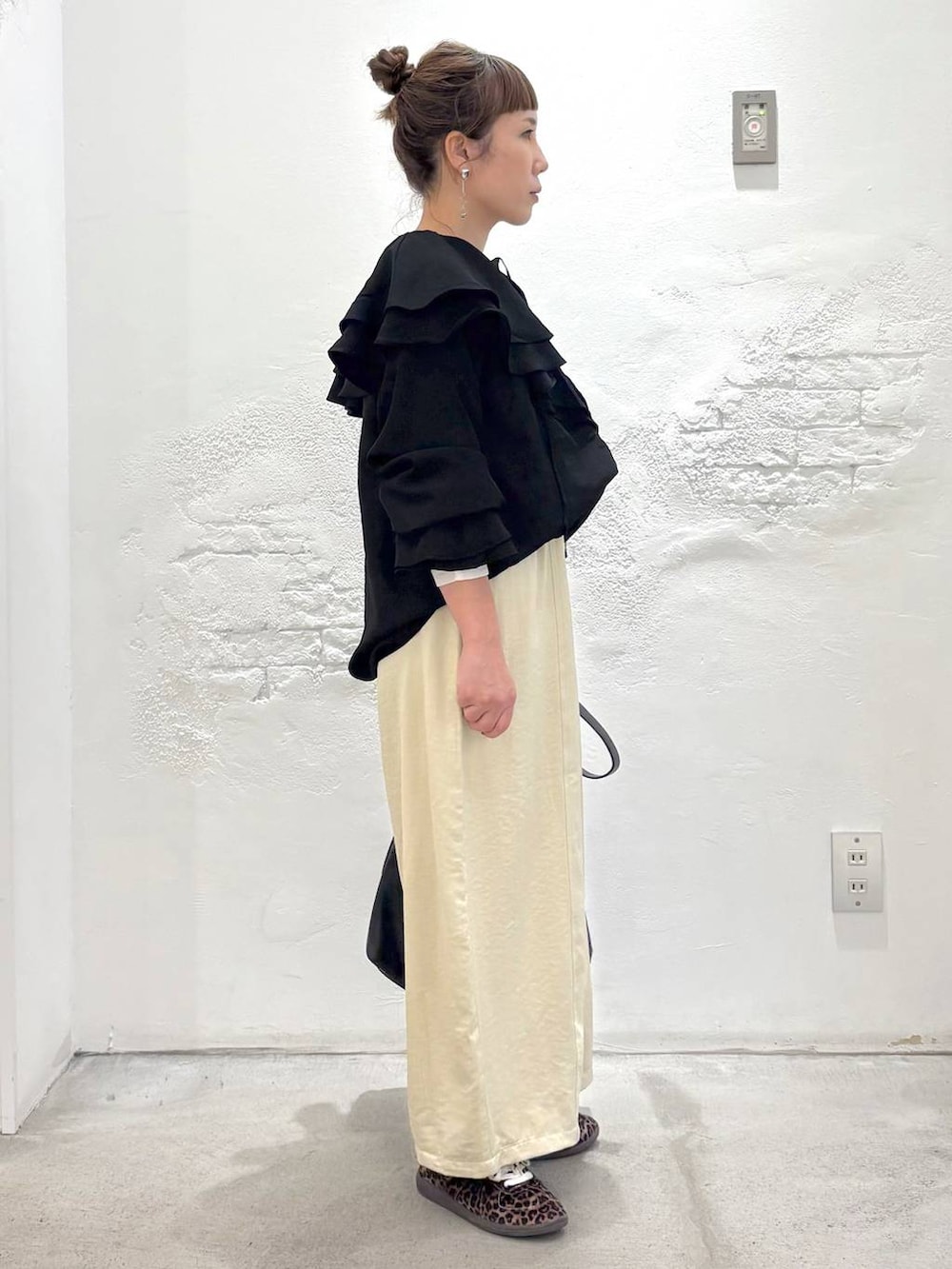 その他のスニーカー、ブラック系のショルダーバッグ、ブラック系のシャツ/ブラウスを着用したレディースの秋コーディネートの4枚目の写真