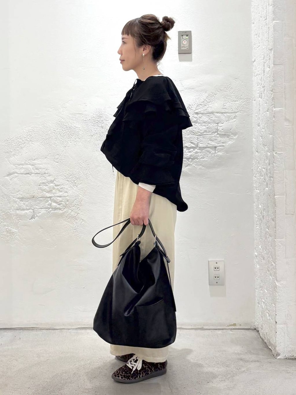 その他のスニーカー、ブラック系のショルダーバッグ、ブラック系のシャツ/ブラウスを着用したレディースの秋コーディネートの2枚目の写真