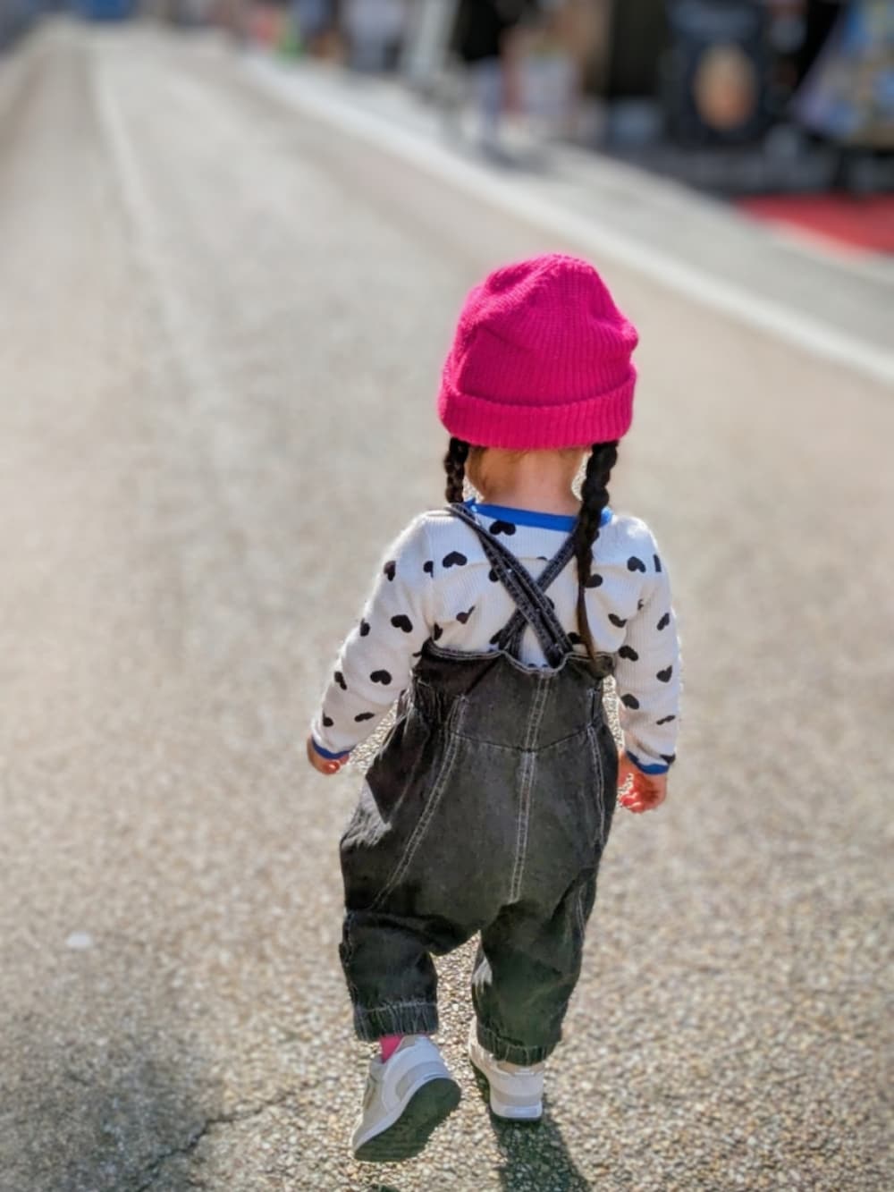 ベージュ系のスニーカー、ブラック系のサロペット/オーバーオール、ホワイト系のTシャツ/カットソーを着用したキッズの冬コーディネートの3枚目の写真