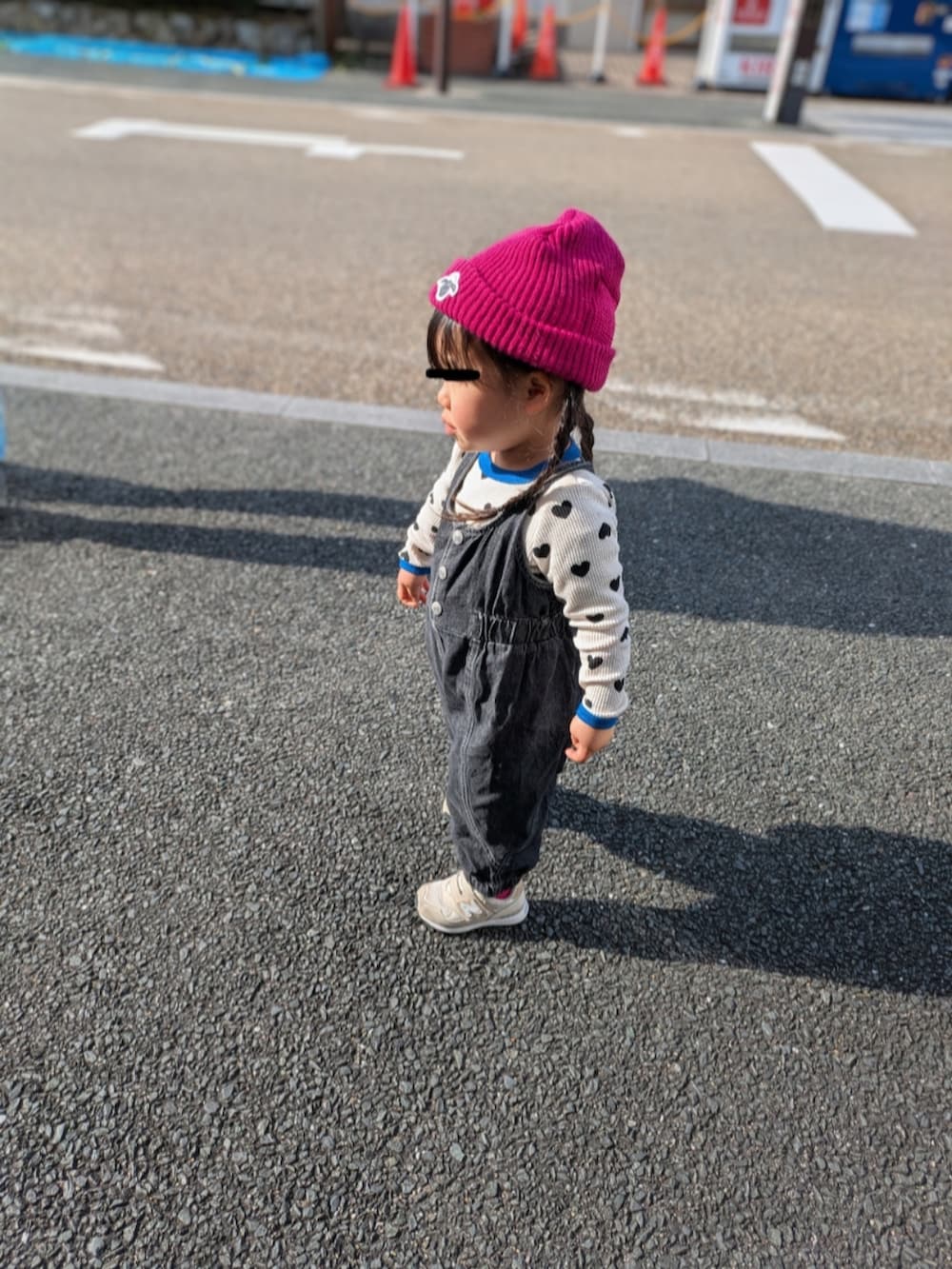 ベージュ系のスニーカー、ブラック系のサロペット/オーバーオール、ホワイト系のTシャツ/カットソーを着用したキッズの冬コーディネートの2枚目の写真