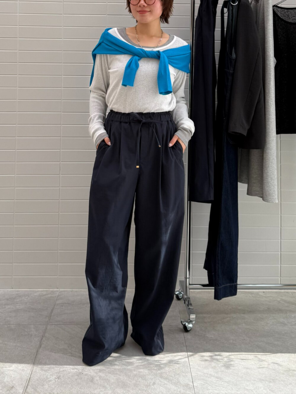 ブルー系のその他パンツ、ブルー系のカーディガン/ボレロ、ホワイト系のTシャツ/カットソーを着用したレディースの春コーディネートの2枚目の写真