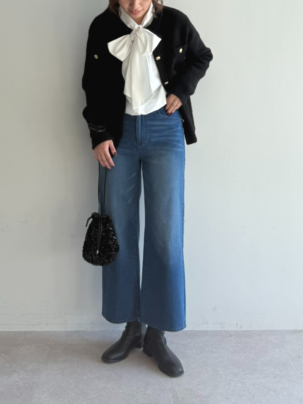 ブルー系のその他パンツ、ブラック系のカーディガン/ボレロ、ホワイト系のシャツ/ブラウスを着用したレディースの秋コーディネートの2枚目の写真