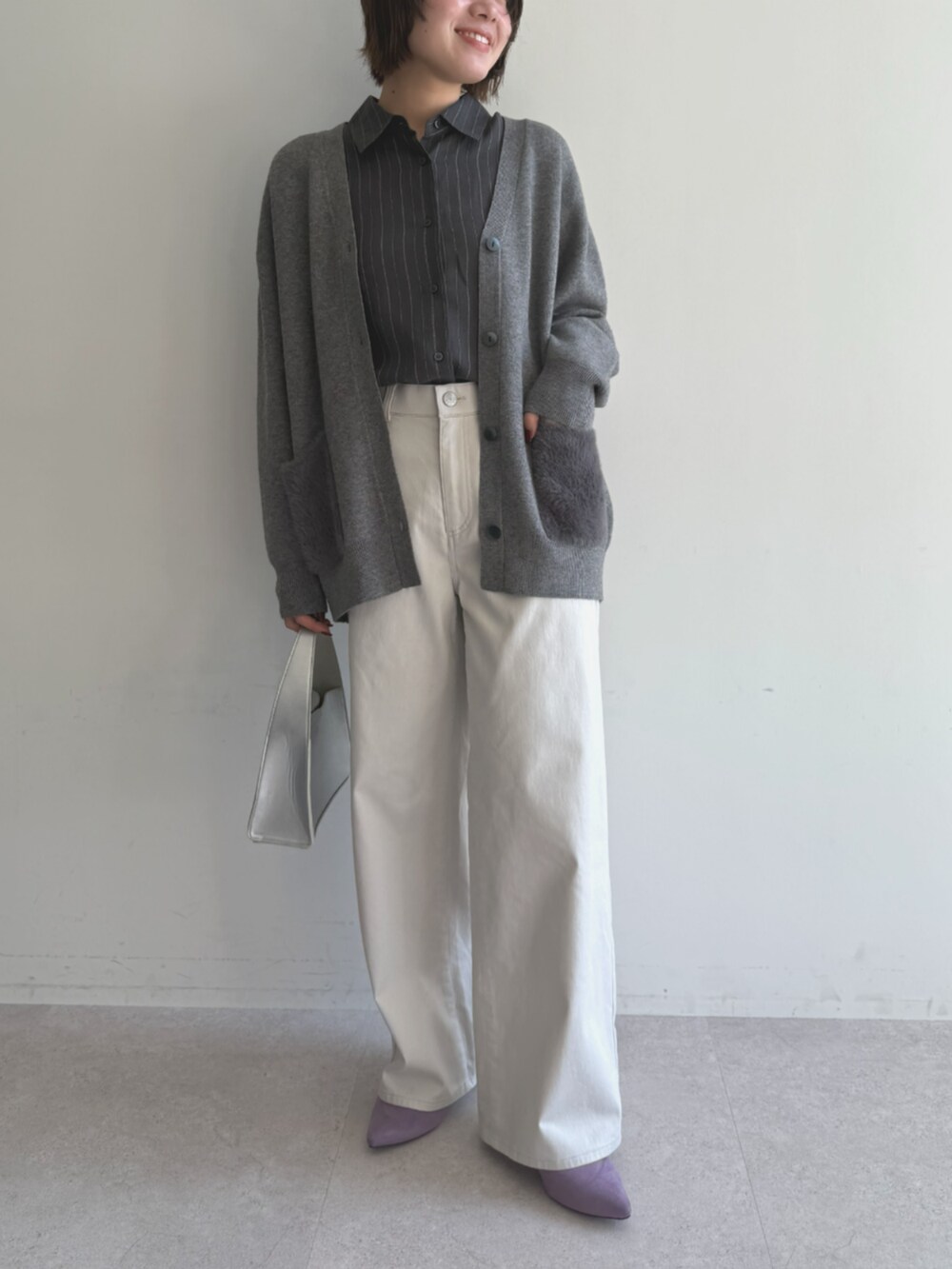 グレー系のシャツ/ブラウス、グレー系のカーディガン/ボレロ、ベージュ系のその他パンツを着用したレディースの秋コーディネートの2枚目の写真