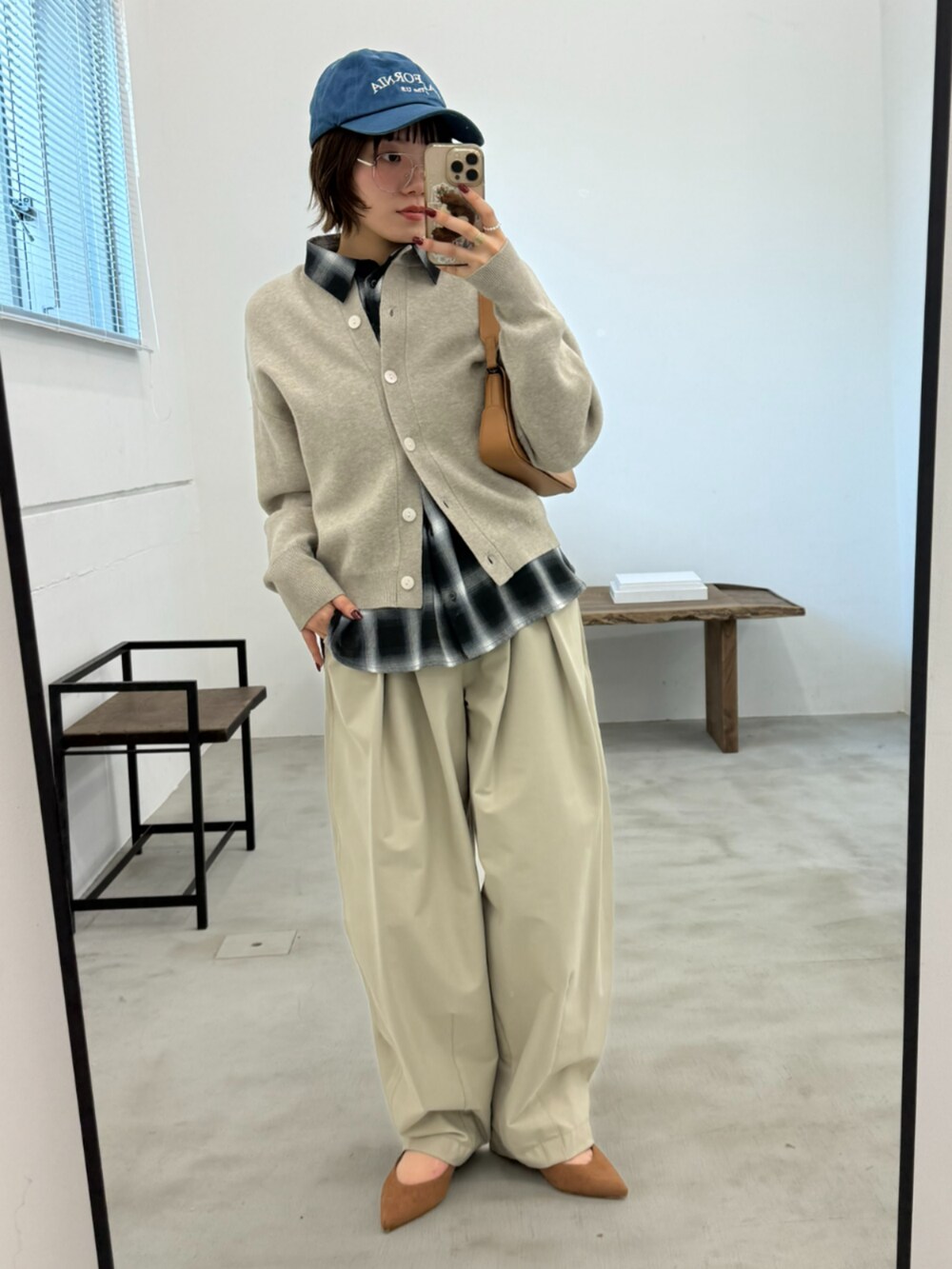 ブラック系のシャツ/ブラウス、ベージュ系のその他パンツ、ベージュ系のニット/セーターを着用したレディースの冬コーディネートの2枚目の写真