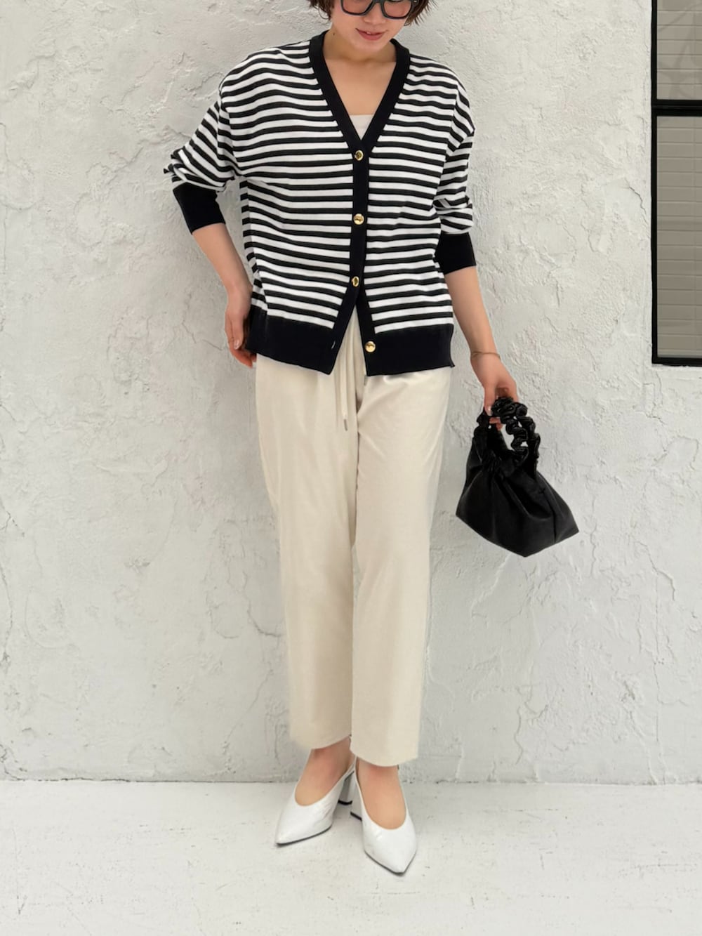 ホワイト系のその他パンツ、ブルー系のカーディガン/ボレロを着用したレディースの春コーディネートの2枚目の写真