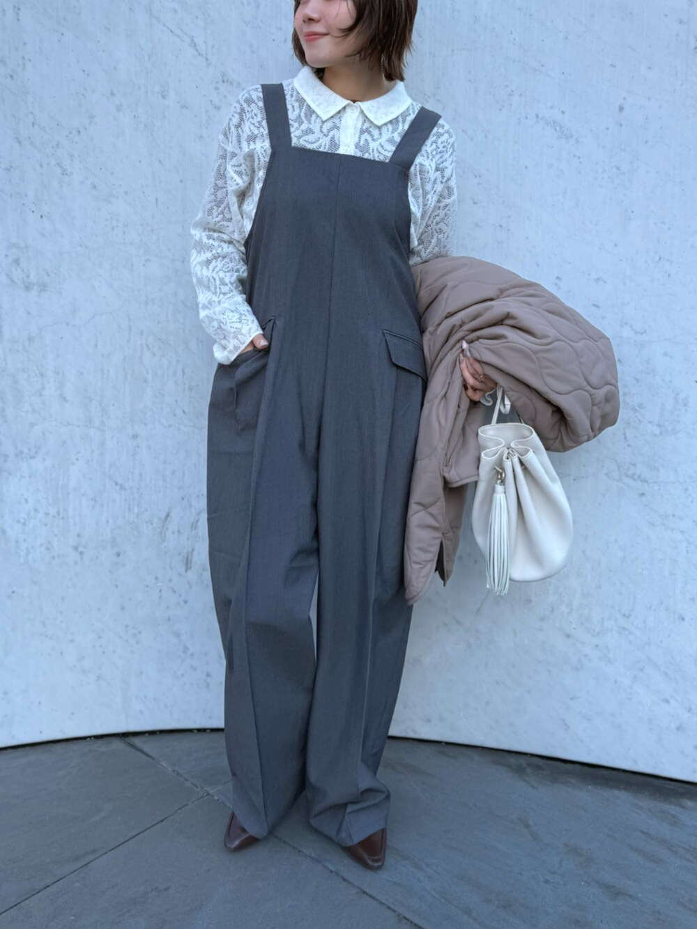 ホワイト系のカーディガン/ボレロ、グレー系のつなぎ/オールインワン、ベージュ系のその他アウターを着用したレディースの秋コーディネートの2枚目の写真