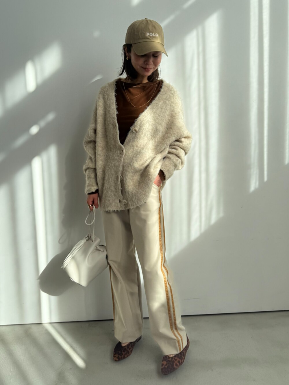 ブラウン系のTシャツ/カットソー、ベージュ系のカーディガン/ボレロ、ベージュ系のその他パンツを着用したレディースの冬コーディネートの2枚目の写真