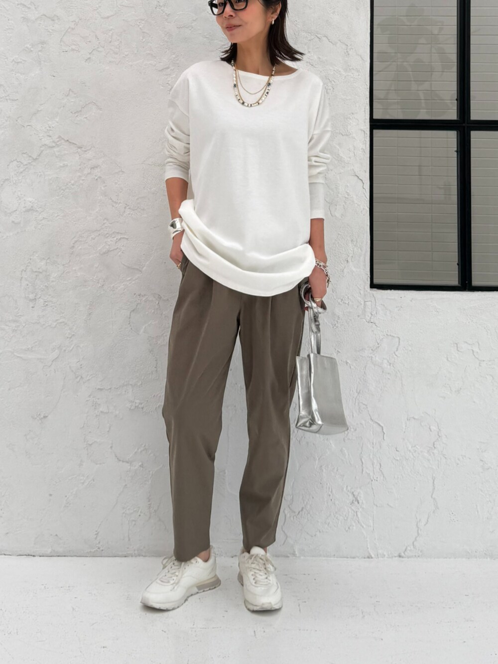 ホワイト系のTシャツ/カットソー、グリーン系のその他パンツを着用したレディースの春コーディネートの2枚目の写真