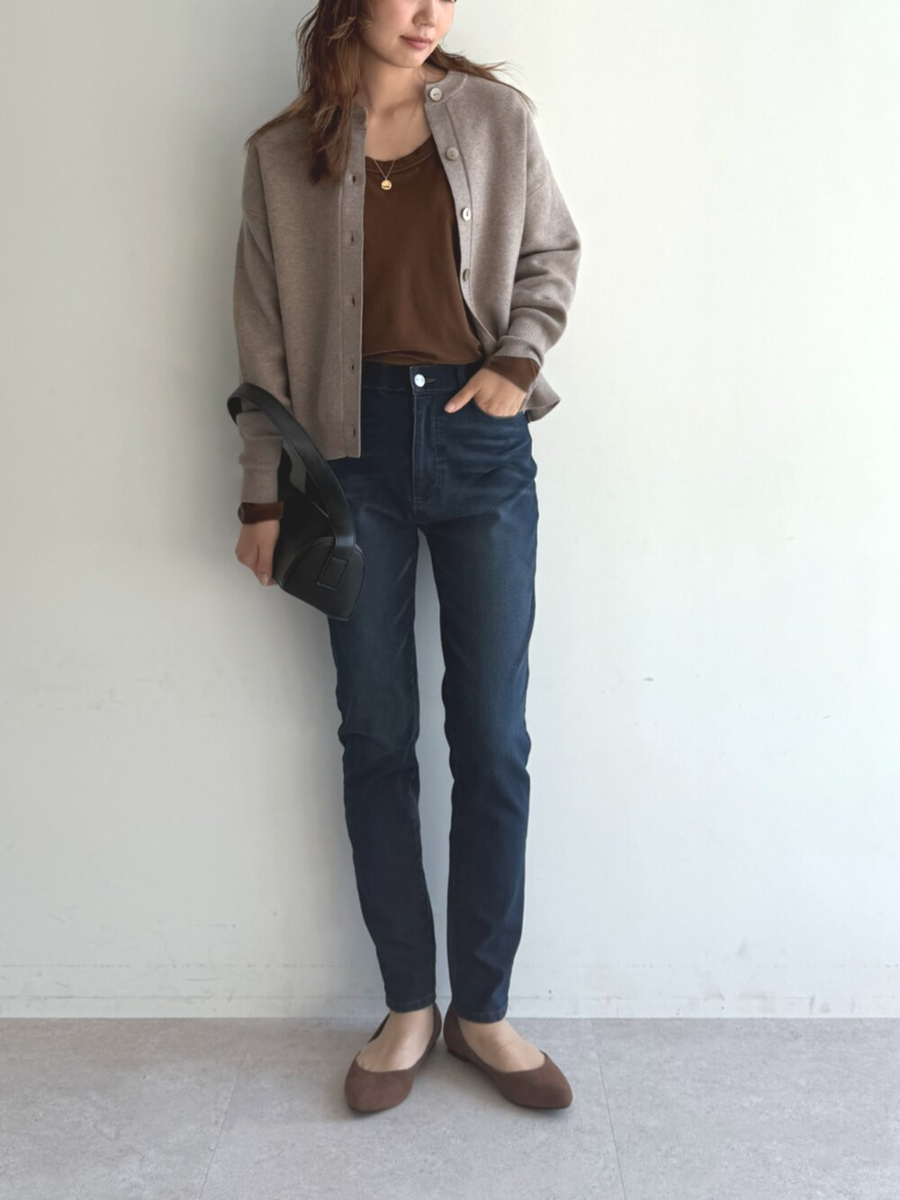 ブラウン系のTシャツ/カットソー、ブルー系のその他パンツ、ブラウン系のニット/セーターを着用したレディースの秋コーディネートの2枚目の写真