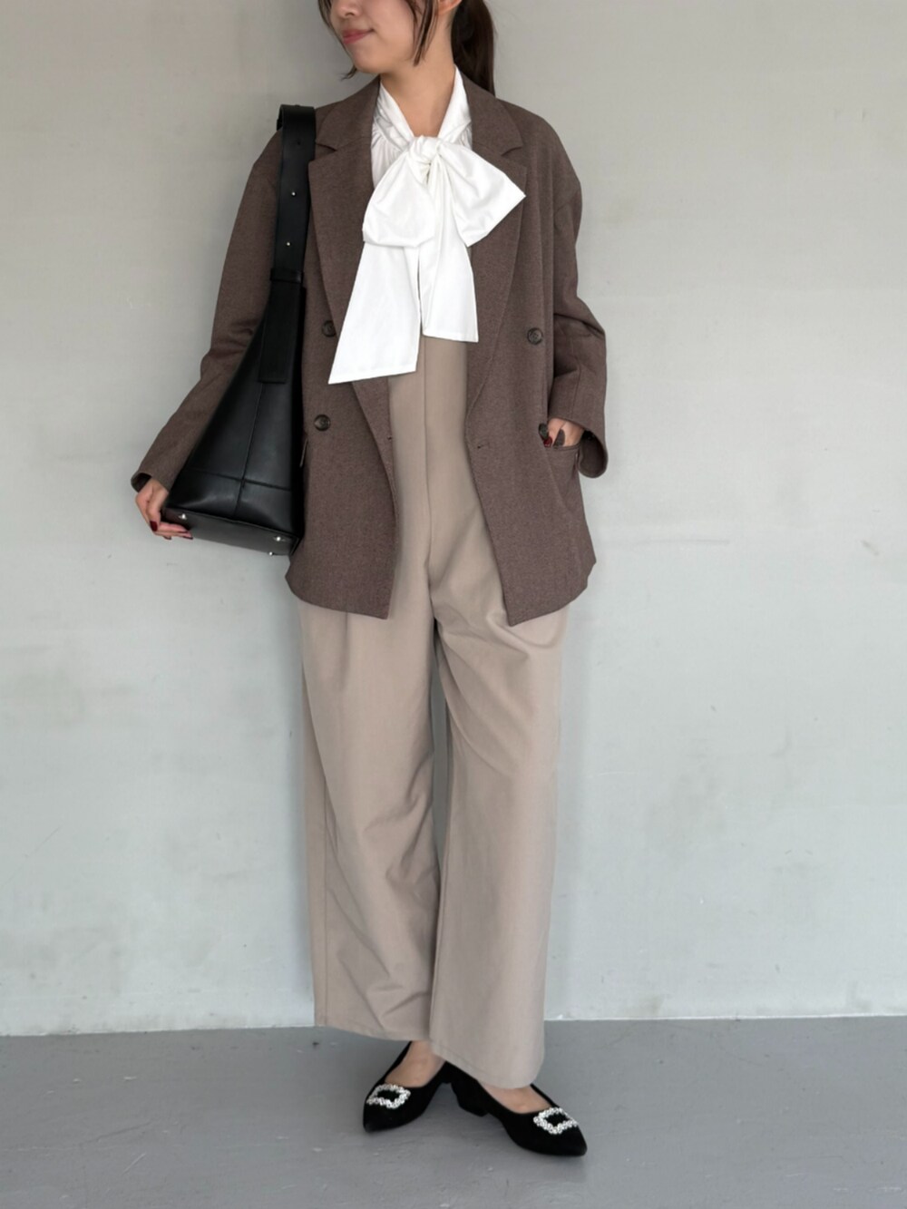 ベージュ系のつなぎ/オールインワン、ブラウン系のテーラードジャケット、ホワイト系のシャツ/ブラウスを着用したレディースの秋コーディネートの2枚目の写真