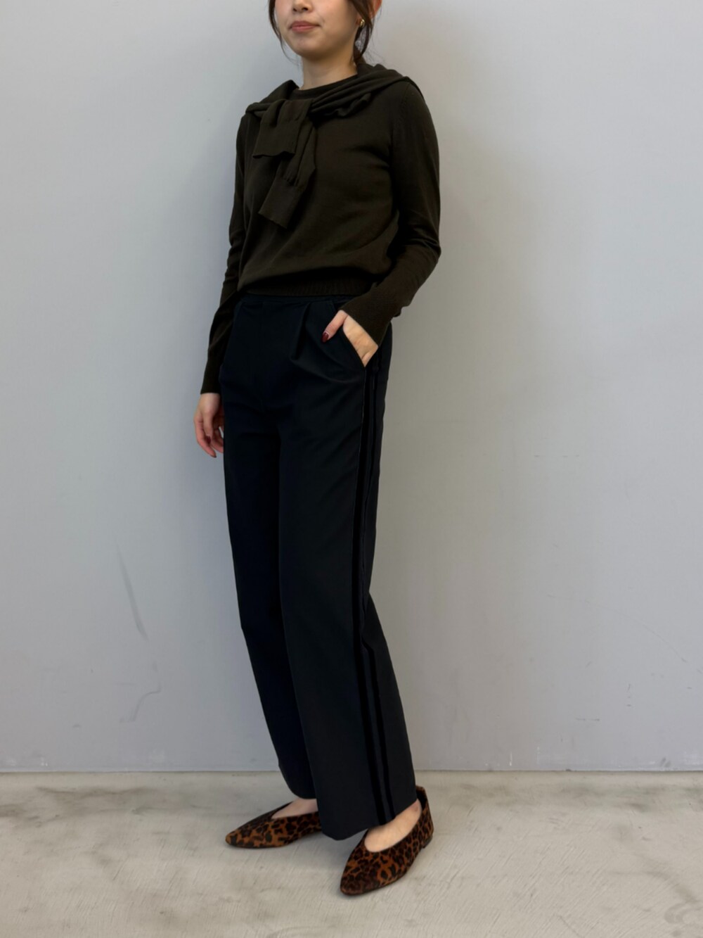 ブラック系のその他パンツ、ブラウン系のニット/セーターを着用したレディースの冬コーディネートの2枚目の写真