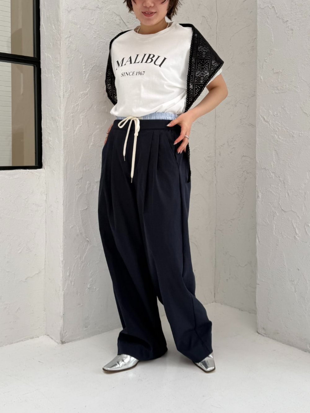 ブルー系のその他パンツを着用したレディースの春コーディネートの2枚目の写真