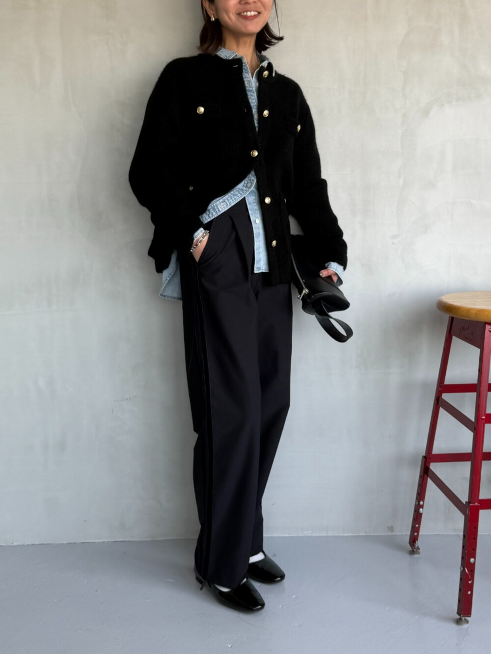 ブラック系のその他パンツを着用したレディースの秋コーディネートの2枚目の写真