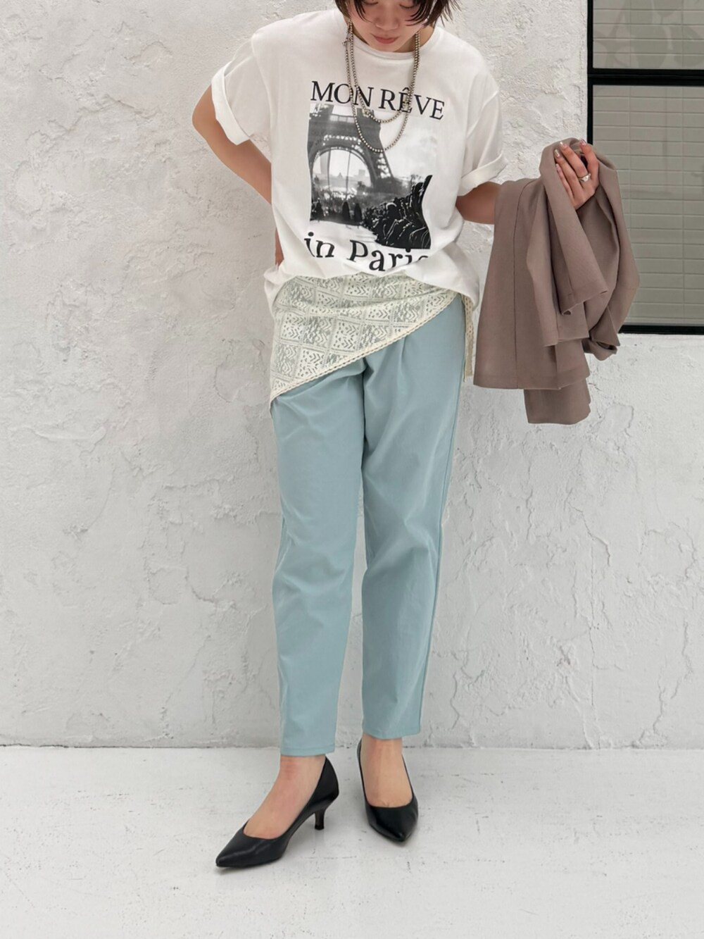 ブラウン系のテーラードジャケット、ブルー系のその他パンツを着用したレディースの春コーディネートの2枚目の写真