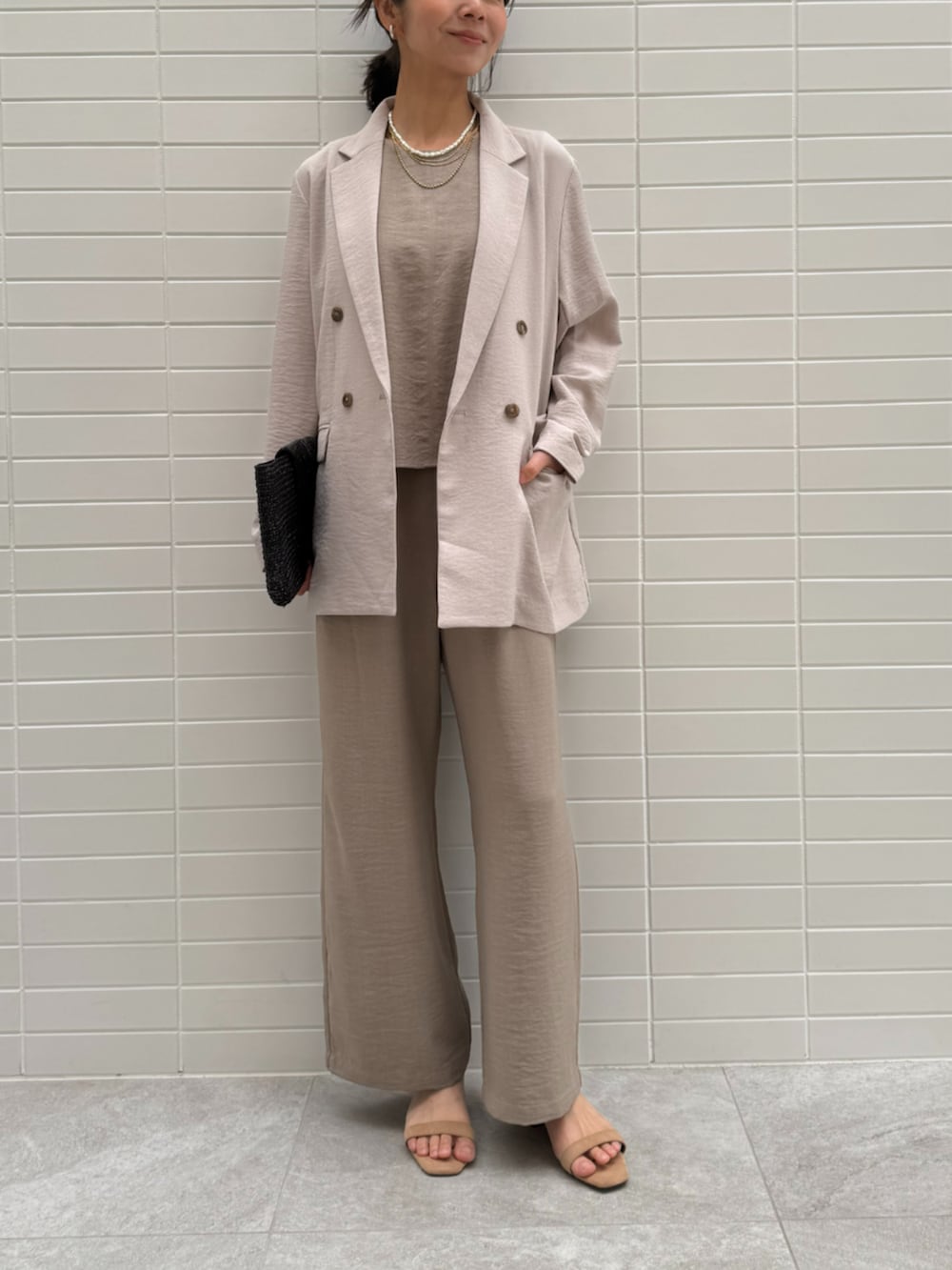 ベージュ系のテーラードジャケット、ブラウン系のつなぎ/オールインワンを着用したレディースの春コーディネートの2枚目の写真
