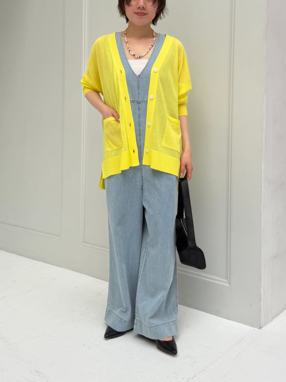 ブルー系のつなぎ/オールインワン、イエロー系のカーディガン/ボレロを着用したレディースの春コーディネートの2枚目の写真
